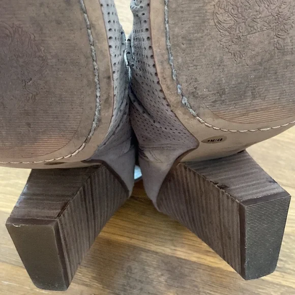 *last chance!!* Vince Camuto | Women’s tan suede side zip wedges - Picture 14 of 16